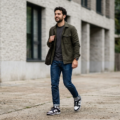 Sneakers og casual sko: Sådan kombinerer du dem med stil
